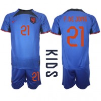 Nederländerna Frenkie de Jong #21 Replika babykläder Bortaställ Barn VM 2022 Kortärmad (+ korta byxor)